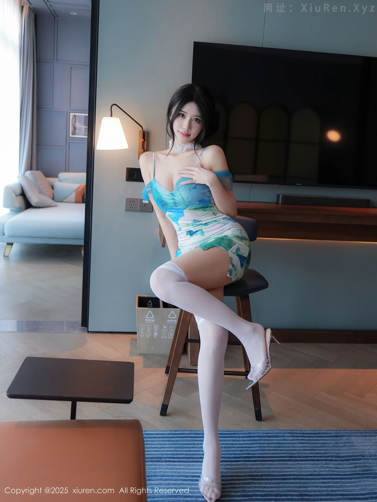 图片[5]-[XiuRen秀人网] VOL.10859 模特shelly诗莉吖性感蓝色连衣短裙配白丝袜秀曼妙身姿诱惑写真76P-秀人网官方网站